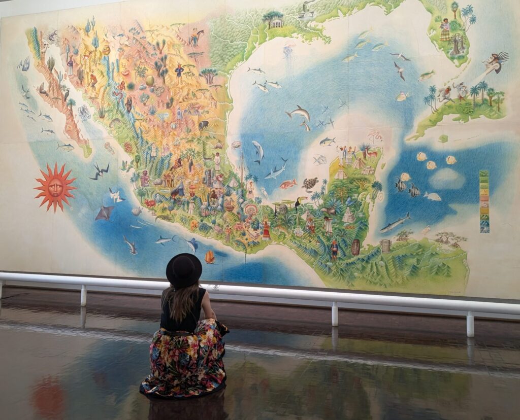 Voyageuse devant la grande carte illustrée du Mexique au Museo de Arte Popular de Mexico
