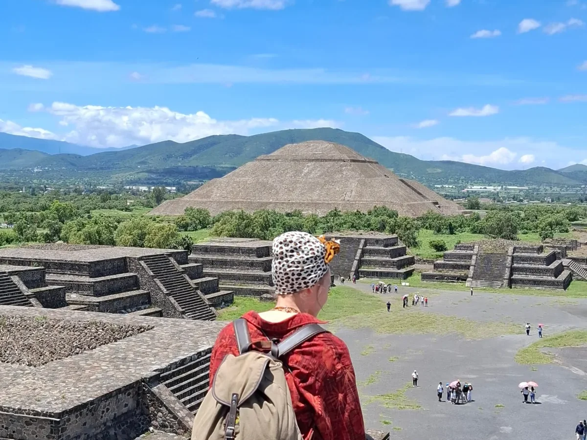 Voyageuse assise sur la pyramide de la Lune, face à la pyramide du Soleil à Teotihuacan, près de Mexico