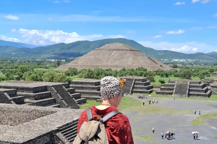 Voyageuse assise sur la pyramide de la Lune, face à la pyramide du Soleil à Teotihuacan, près de Mexico